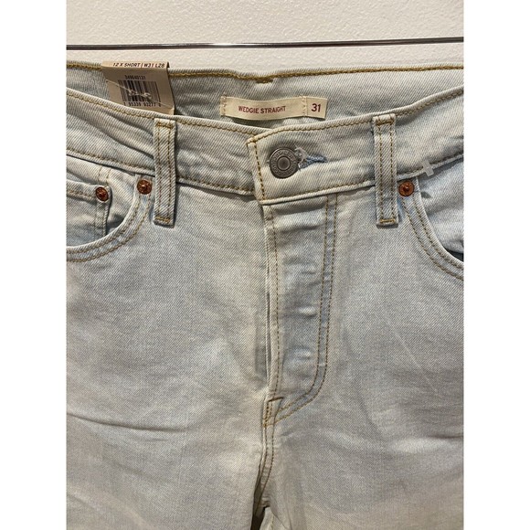 NWT Levi's Premium Wedgie Straight Fit Light Wash Size 31 x 28 - Picture 3 of 7